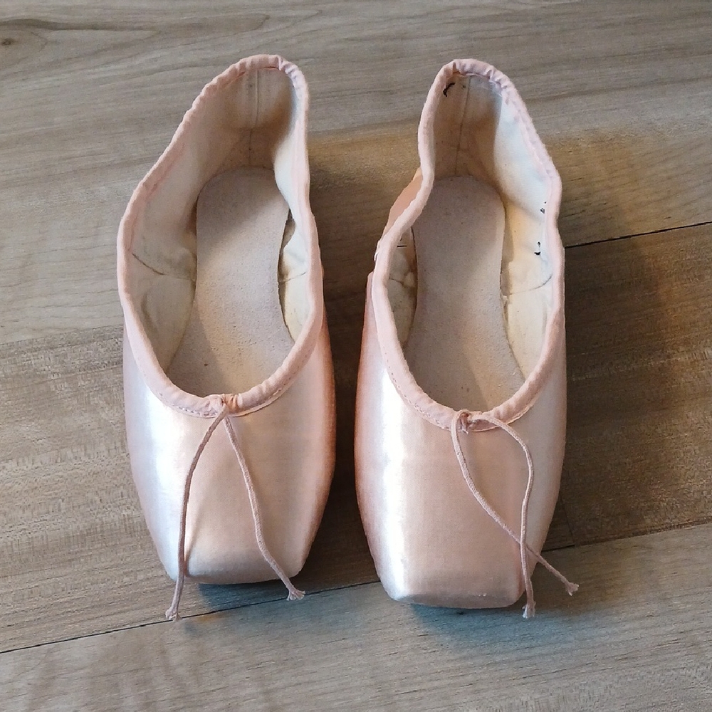 Suffolk Stellar Pointe Shoes Size 6 1/2 XX